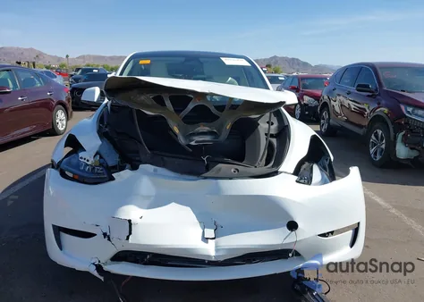 2024 Tesla Model Y Long Range Dual Motor All-Wheel Drive z USA, uszkodzony, nr VIN 7SAYGAEEXRF165581